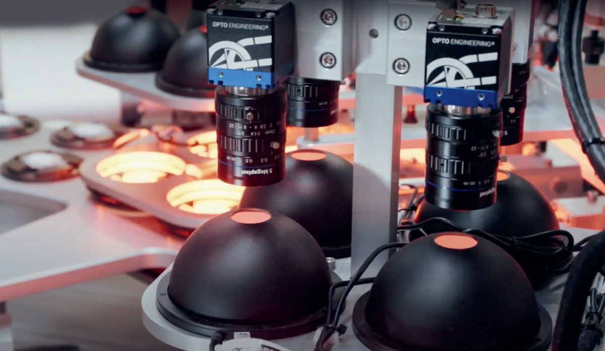 Four synchronized ITALA® cameras combined with fixed focal length lenses and dome lights